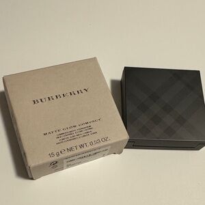 Burberry Matte Glow Compact in Light Neutral No. 40